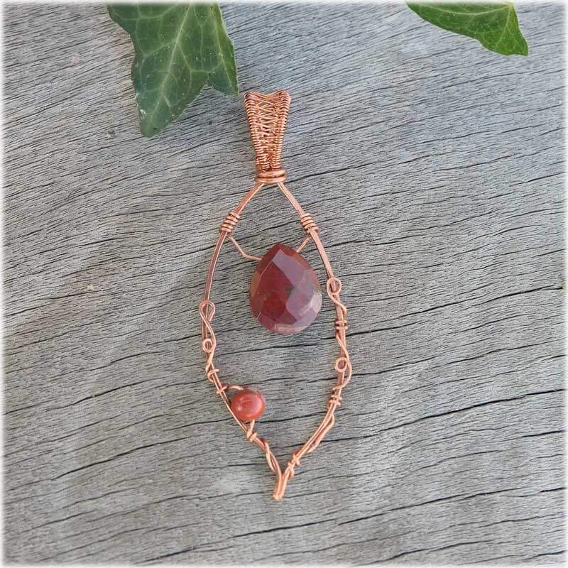 pendentif feuille en pierre jaspe rouge