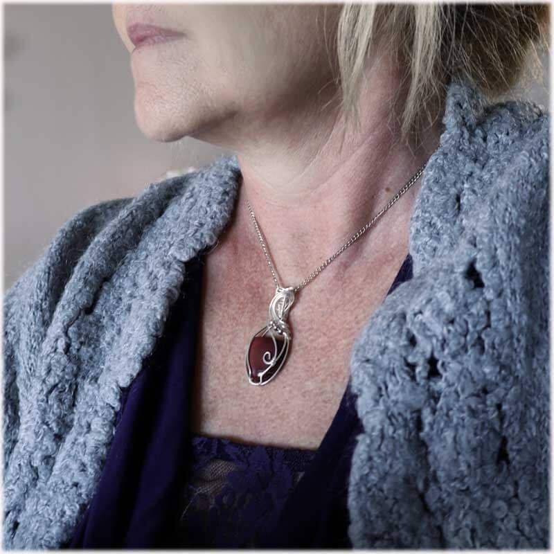 pendentif femme en pierre naturelle