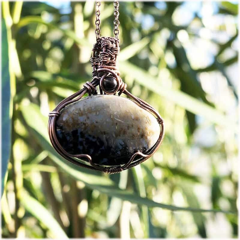 bijou en bois fossilisé