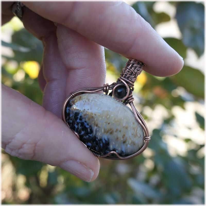 pendentif artisanal en pierre fossile