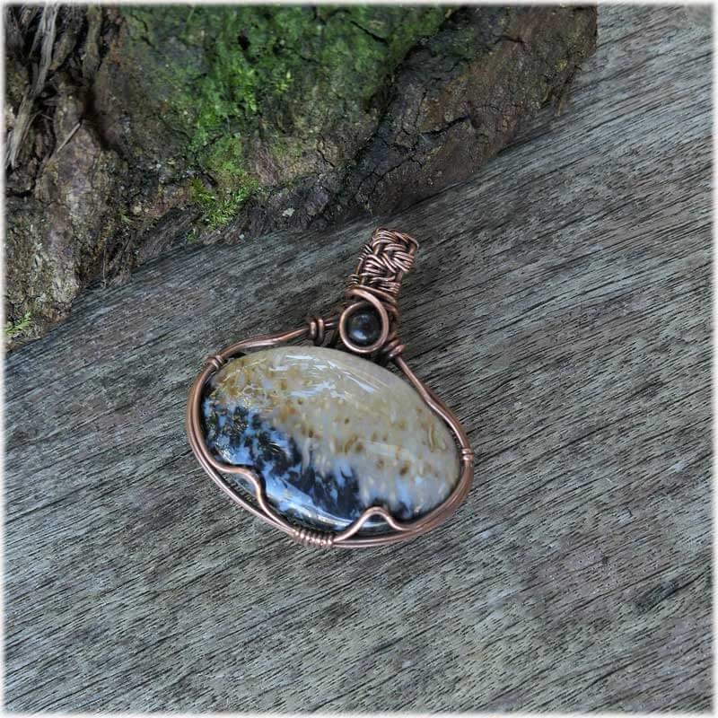 pendentif en bois fossile