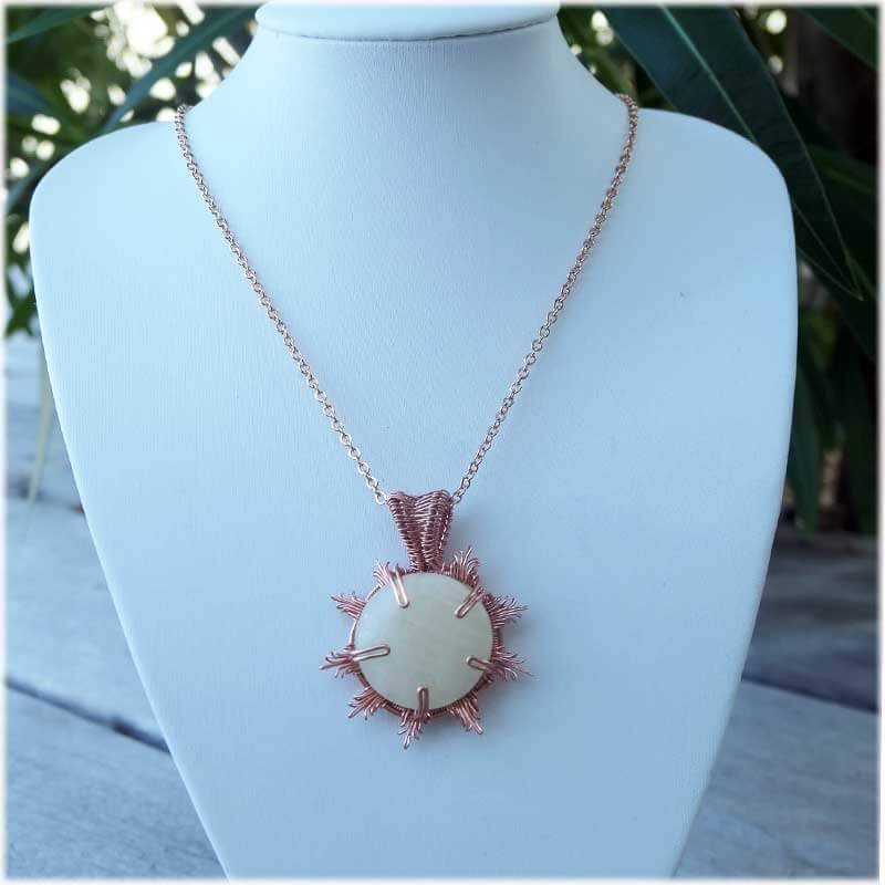 pendentif artisanal en forme de soleil