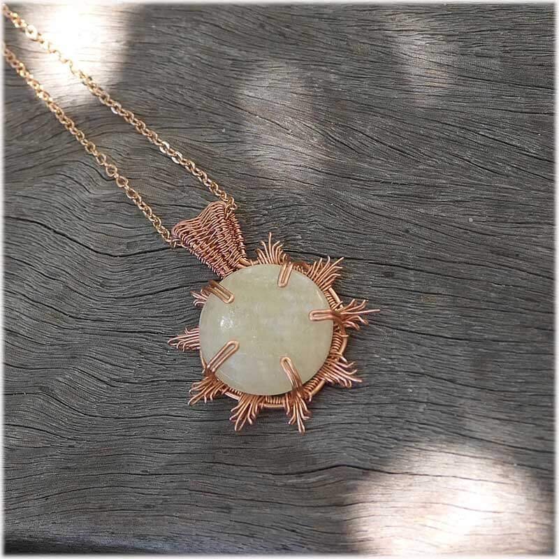 pendentif soleil en calcite jaune