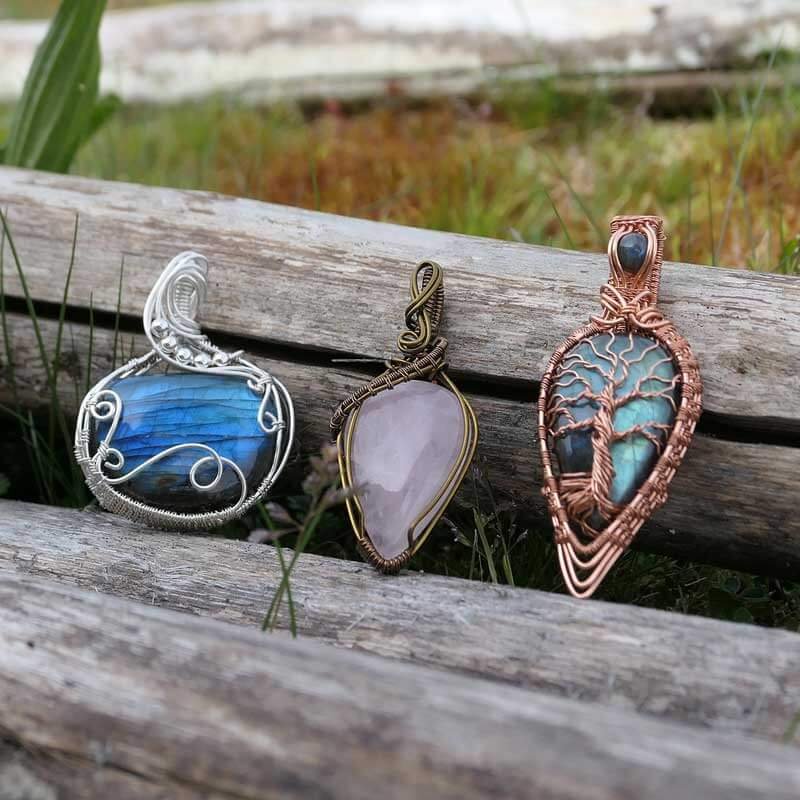 colliers et pendentifs en pierre